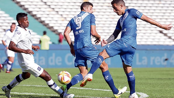 Cufré saca el zurdazo para convertir el empate de Vélez.