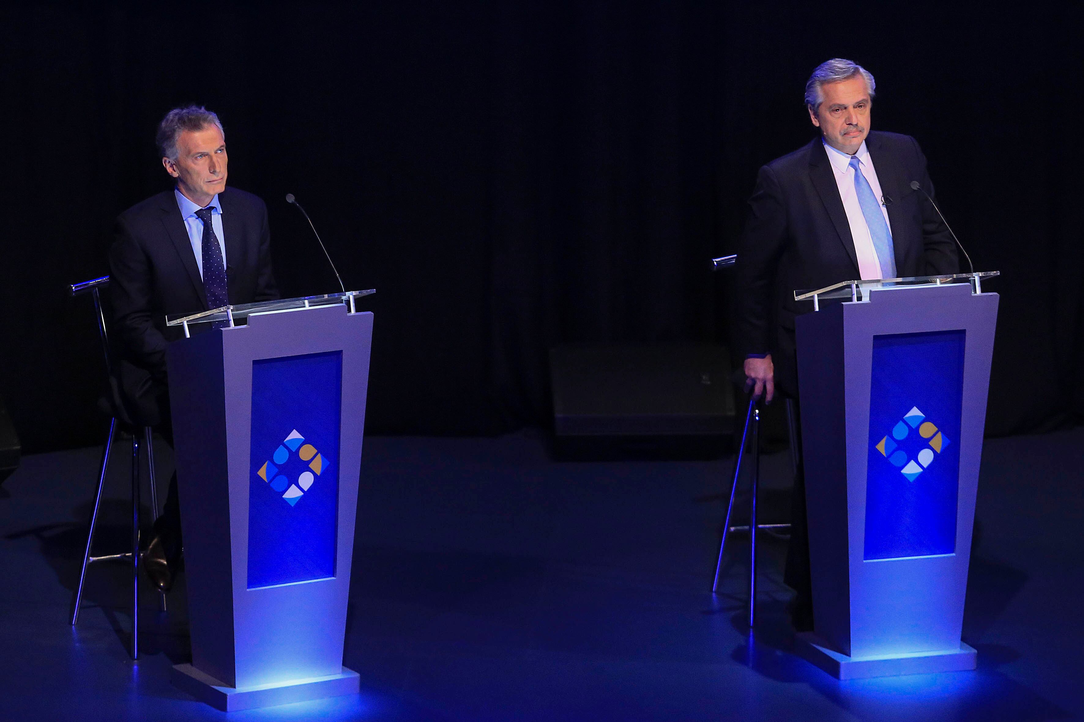 Mauricio Macri y Alberto Fernández durante el debate presidencial en la UBA.