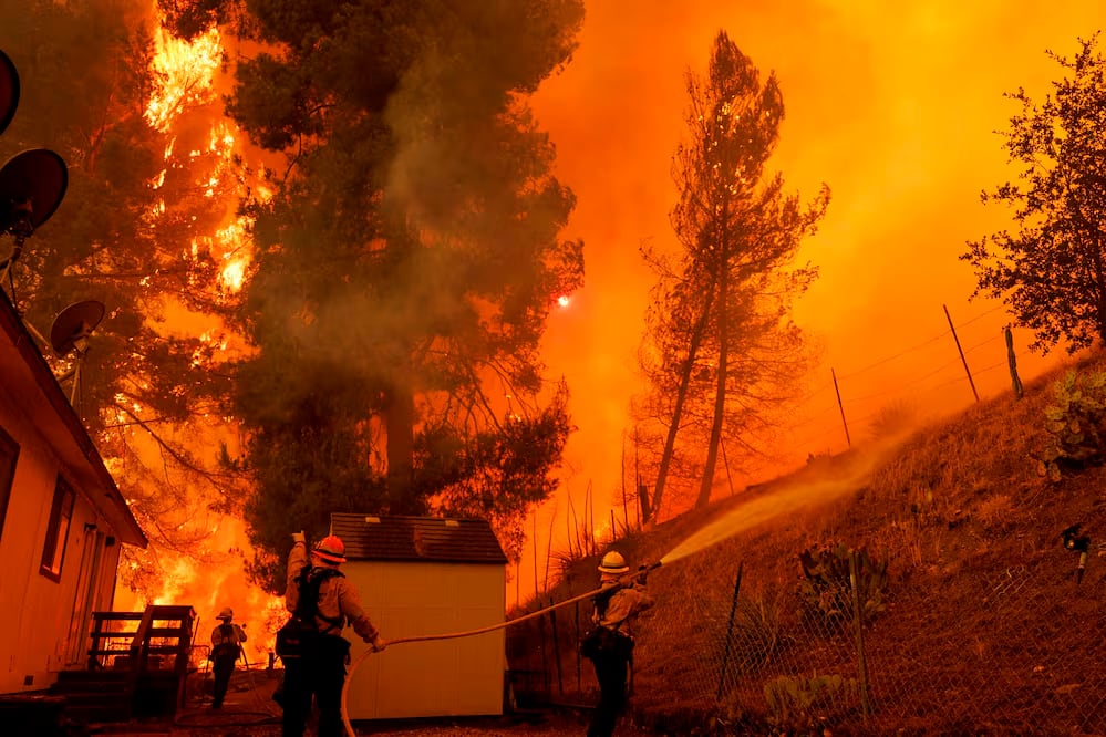 Los bomberos luchan contra el fuego.