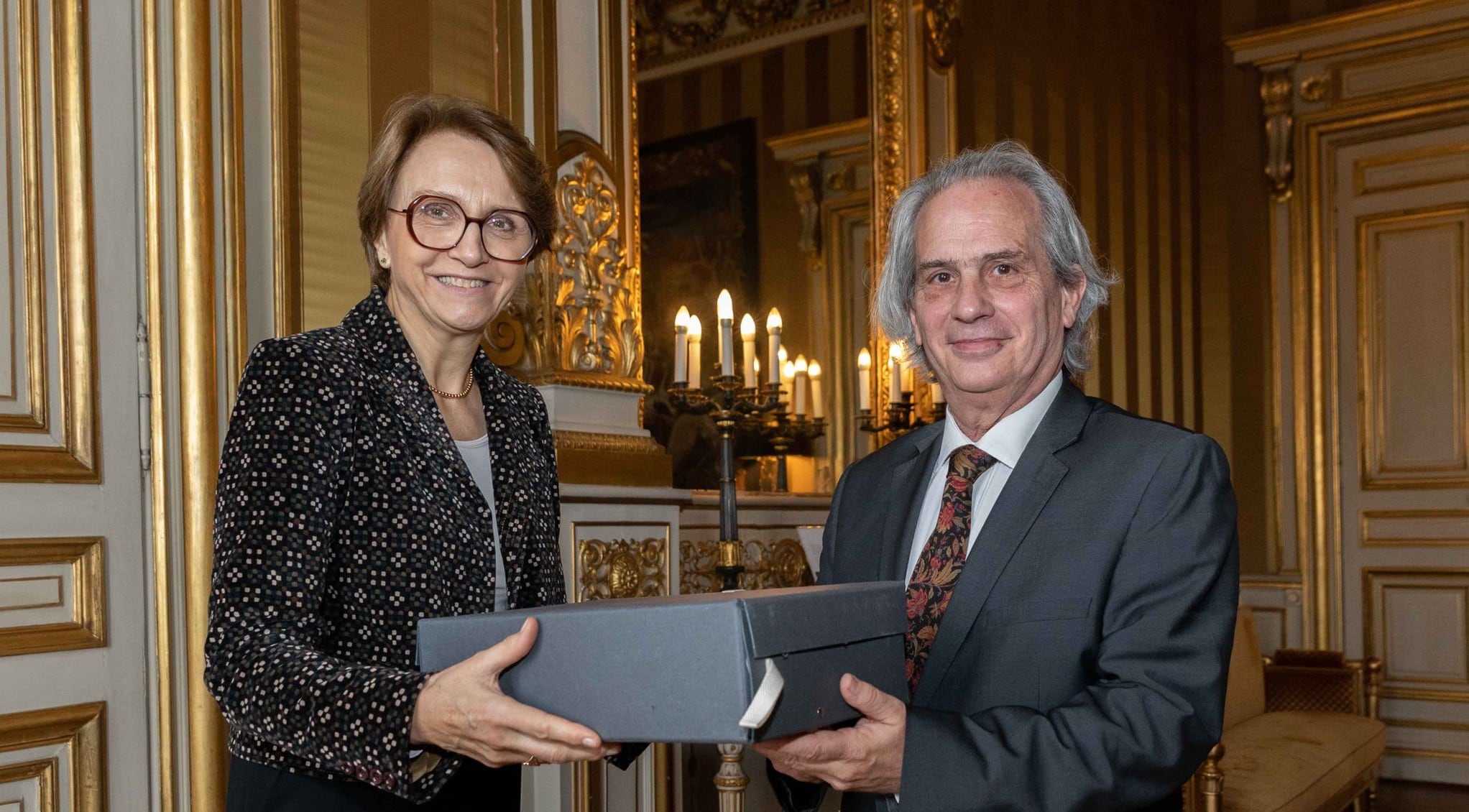 La secretaria general del Ministerio de Relaciones Exteriores francés, Anne-Marie Descótes, le entregó el material al vicecanciller Pablo Tettamanti.