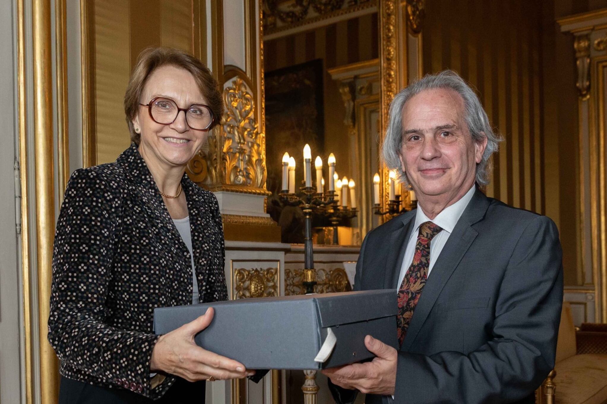 La secretaria general del Ministerio de Relaciones Exteriores francés, Anne-Marie Descótes, le entregó el material al vicecanciller Pablo Tettamanti.