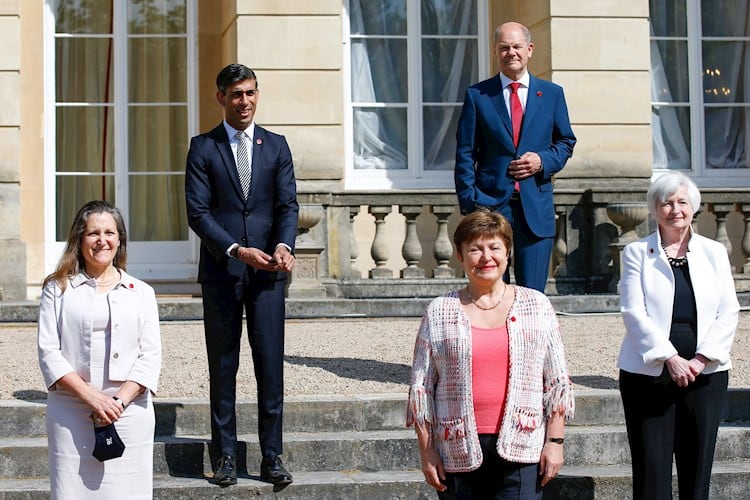 La titular del FMI, Kristalina Georgieva, junto a los ministros de Economía del G7.