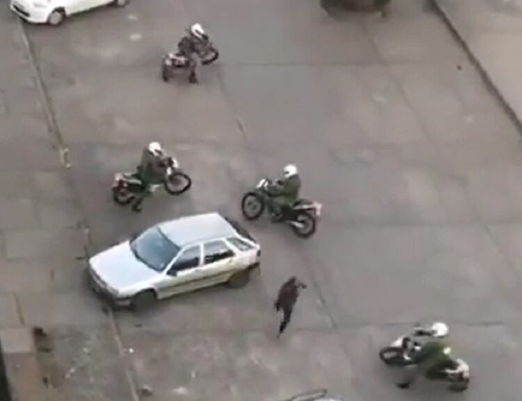 Un momento del hombre rodeado por carabineros en moto: pudo escapar.