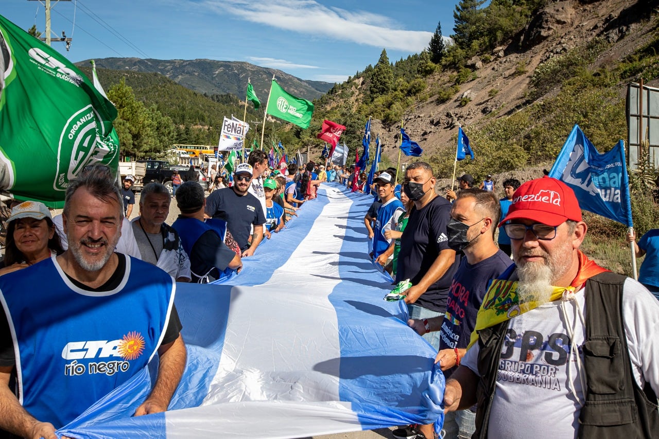 La Marcha por la Soberanía de Lago Escondido.