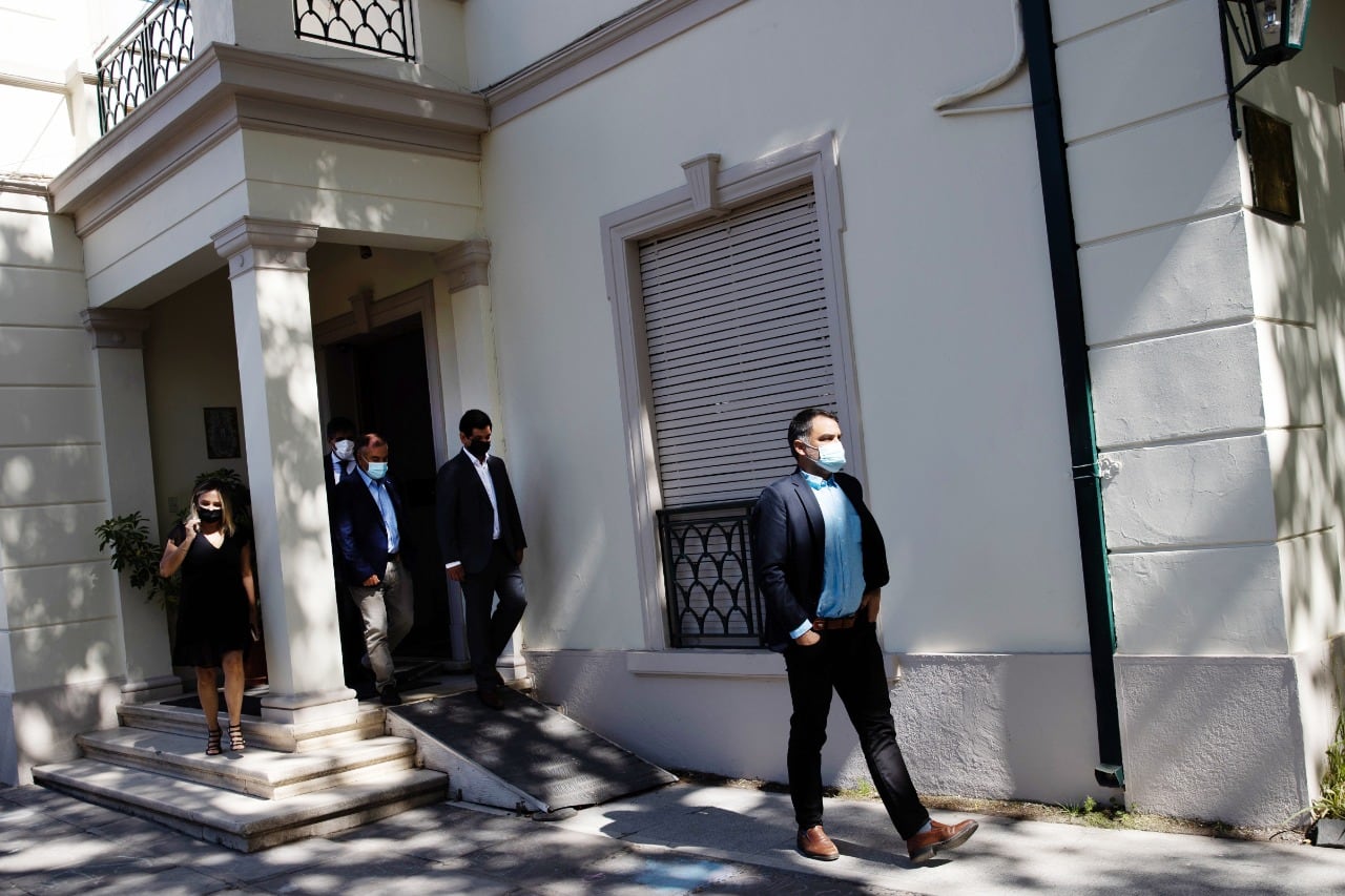 El presidente de la Unión Demócrata Independiente, Javier Macaya (d), camina hoy junto a otros líderes de derecha tras reunirse con el presidente electo de Chile, Gabriel Boric, en Santiago.