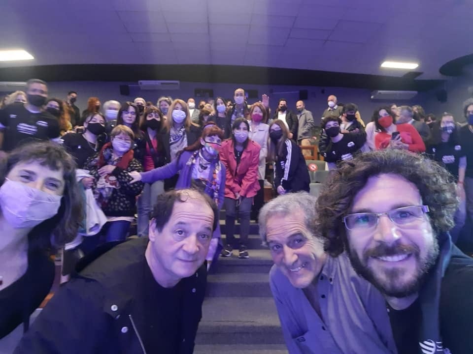 Cavia y amigos, en la sala que fundó en el barrio natal.