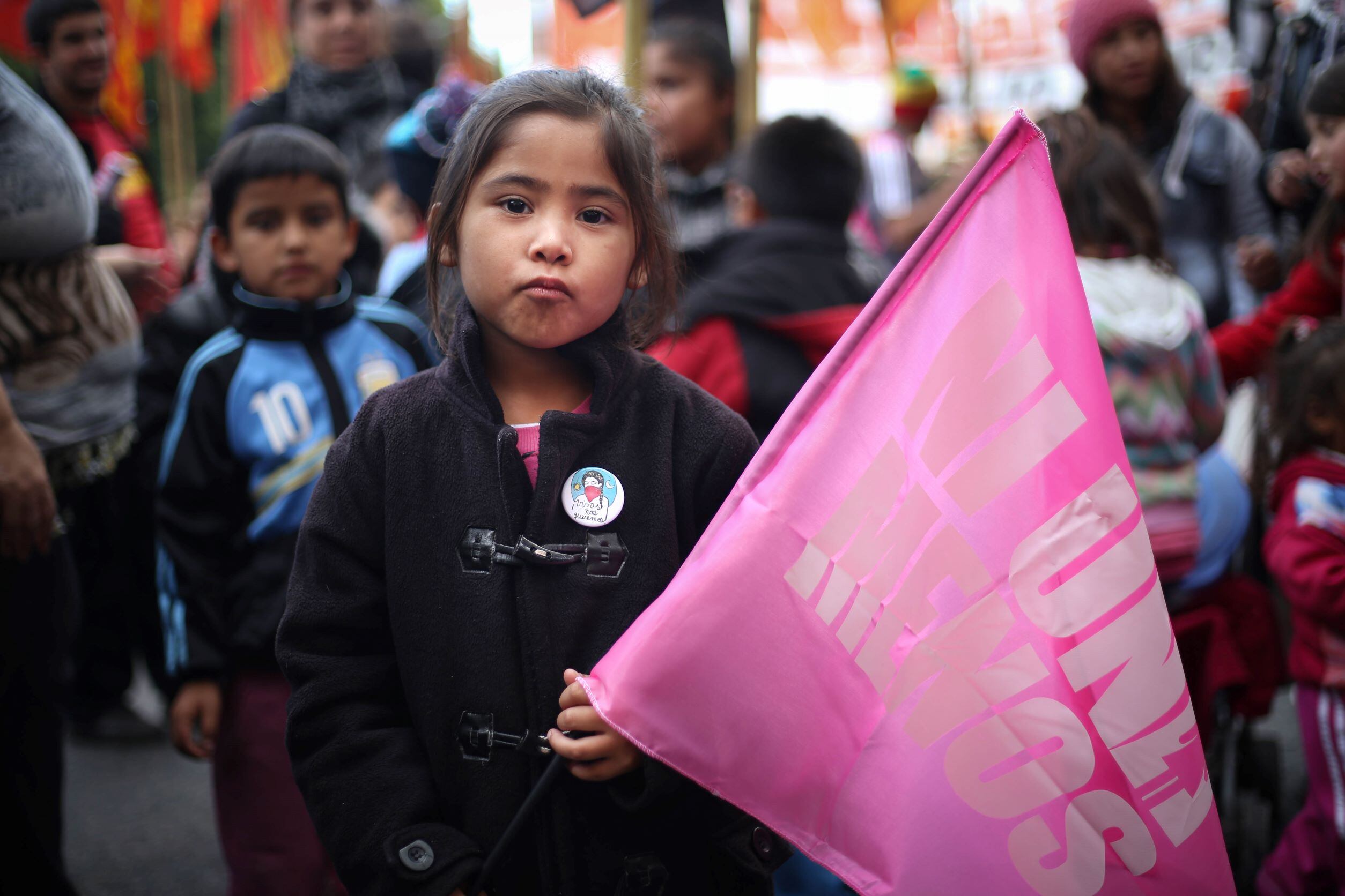 Una niña sostiene una bandera de Ni Una Menos, el 3 de junio de 2018.
