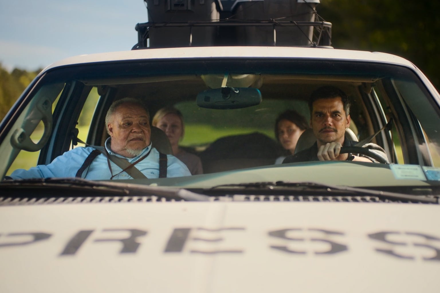 Garland narra con un tono pacíficamente inquietante.