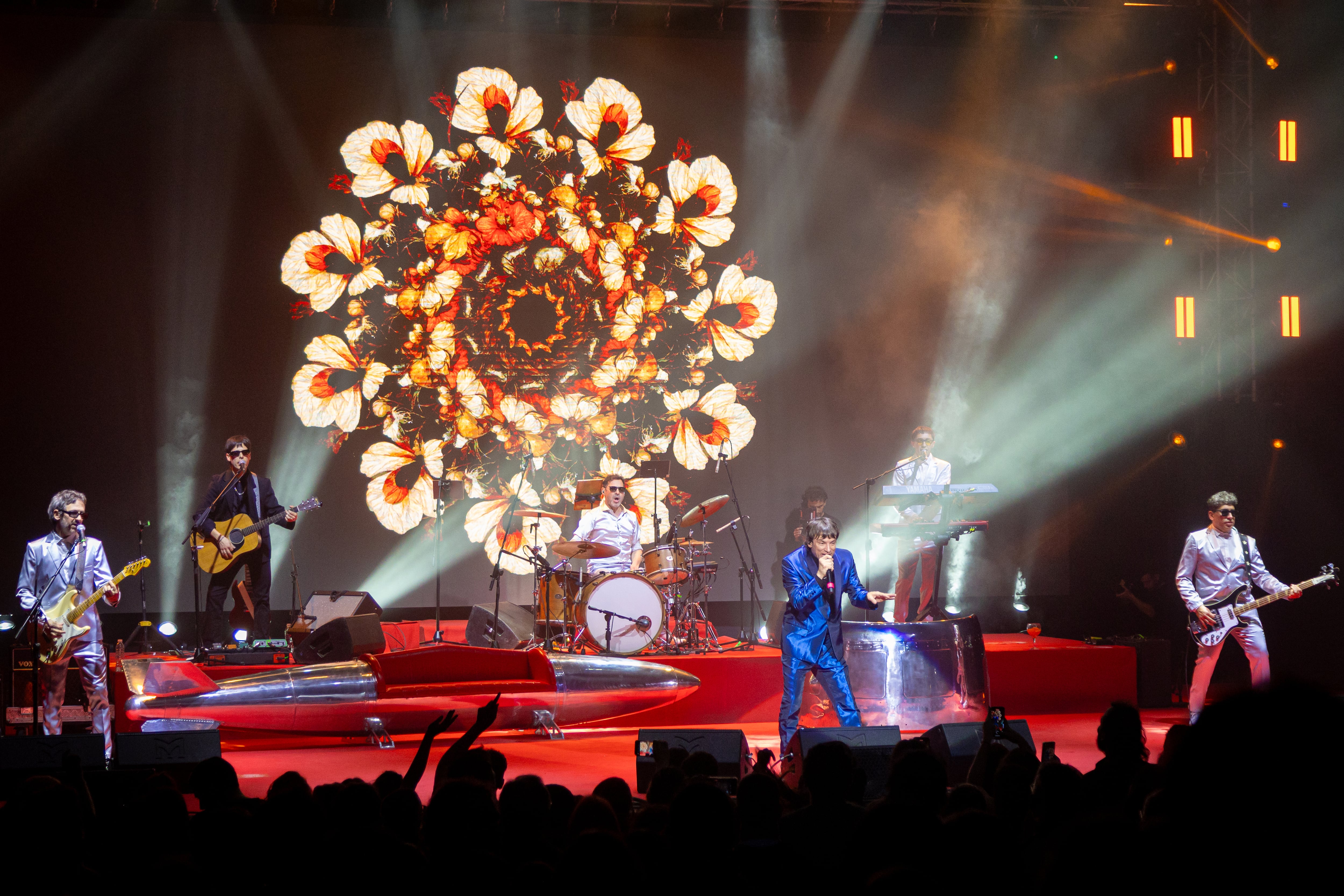 Turf en vivo: trajes de satén, sillón futurista y canciones contundentes  (Imagen: LuliGK)