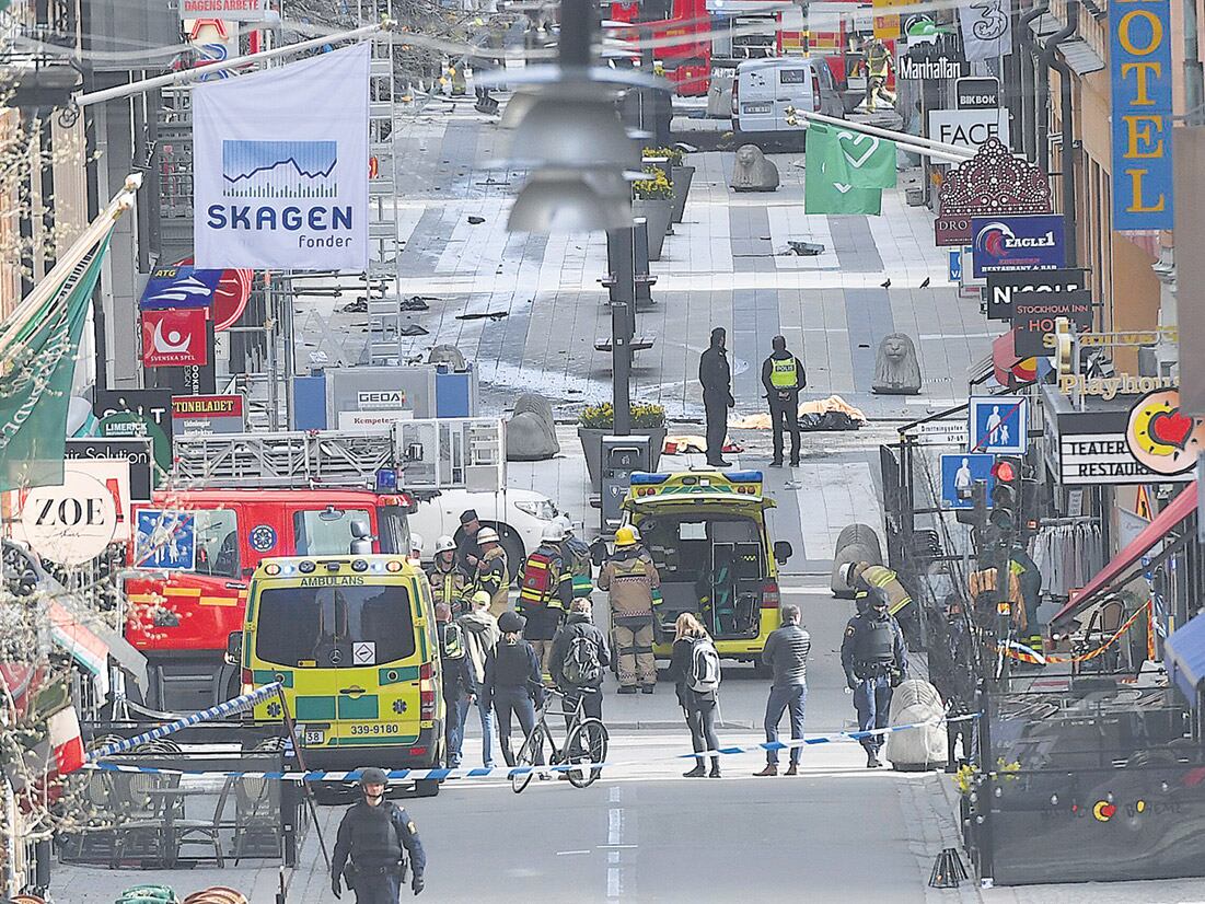 Miembros de la policía sueca evacuan el lugar del atentado en el que murieron cuatro personas atropelladas.