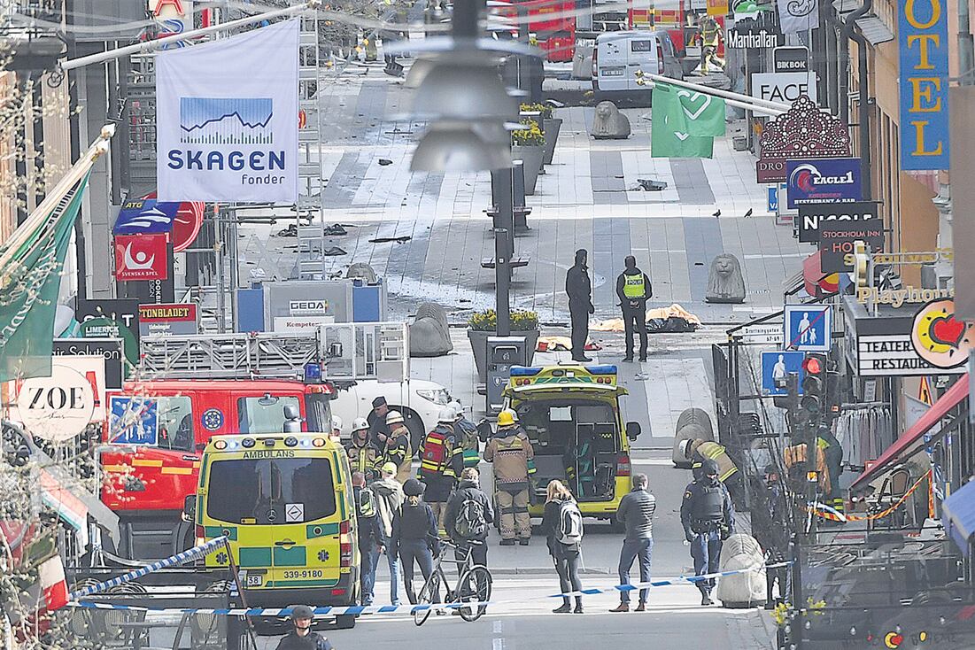 Miembros de la policía sueca evacuan el lugar del atentado en el que murieron cuatro personas atropelladas.
