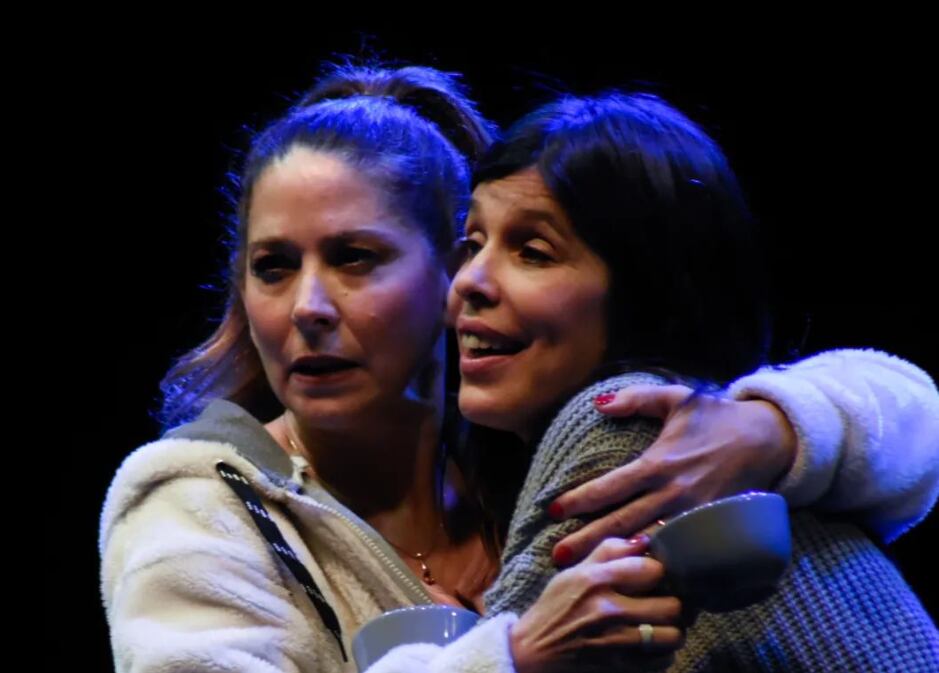 Laura Novoa y Valentina Bassi en "Los gestos bárbaros"