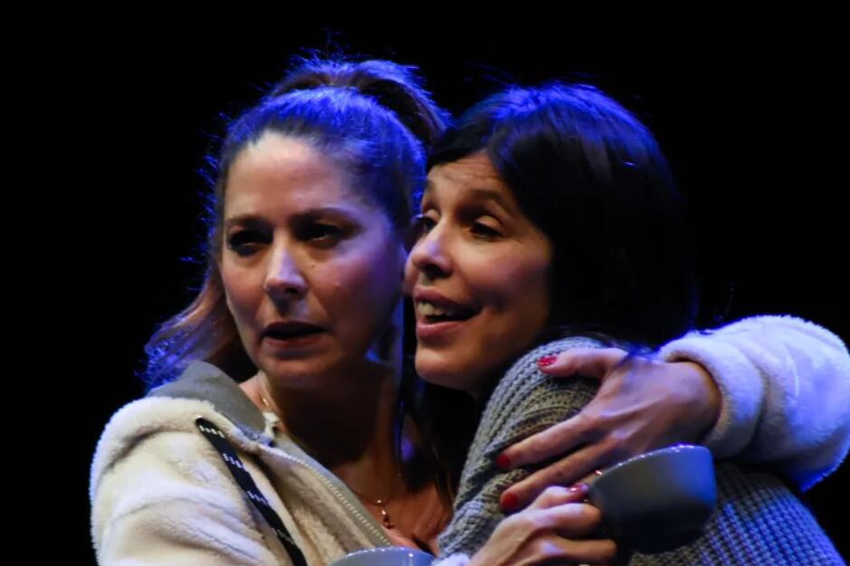 Laura Novoa y Valentina Bassi en "Los gestos bárbaros"