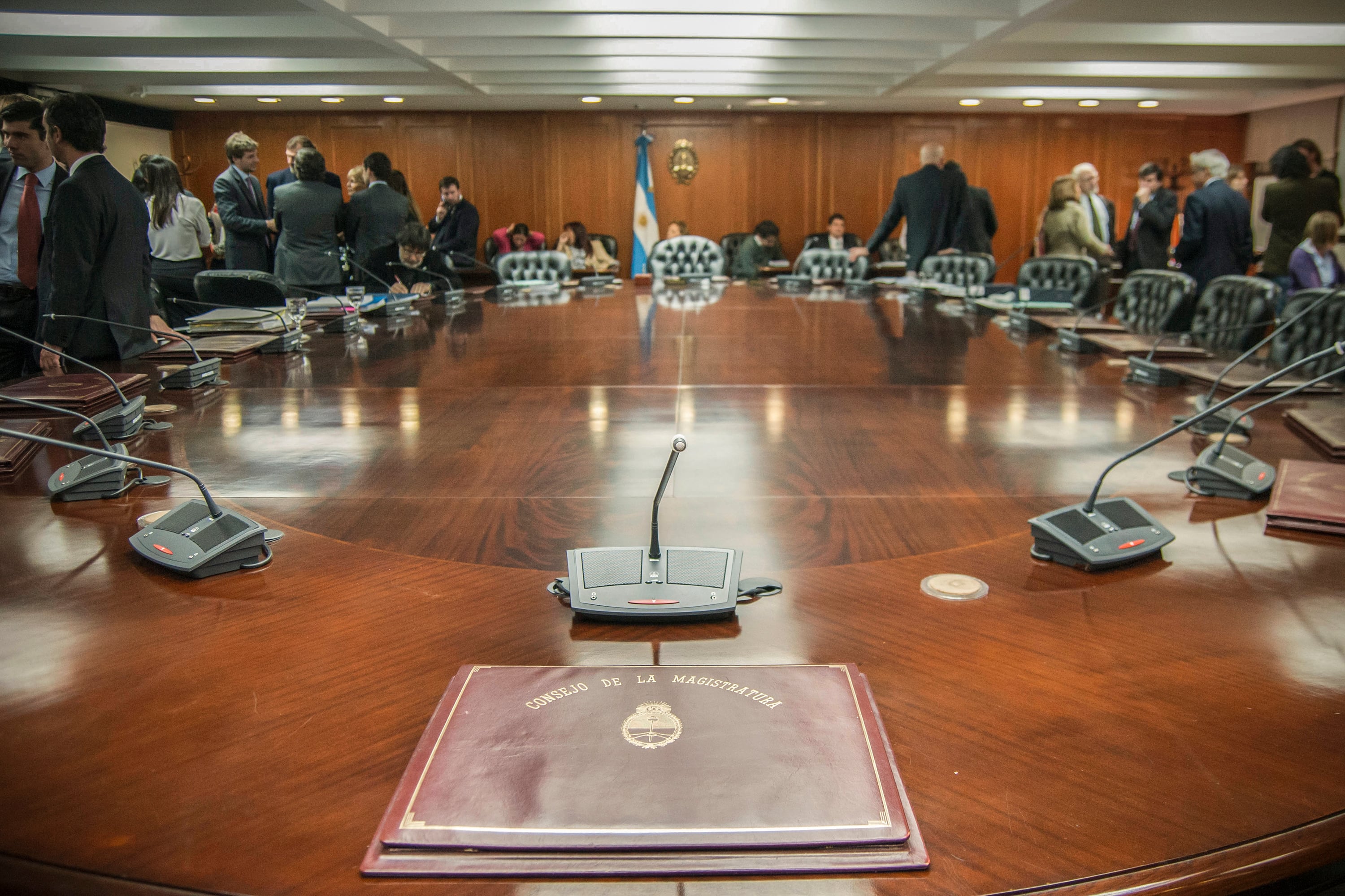 Los consejeros se reuieron este lunes en una breve sesión plenaria y postergaron la discusiones claves para el miércoles.