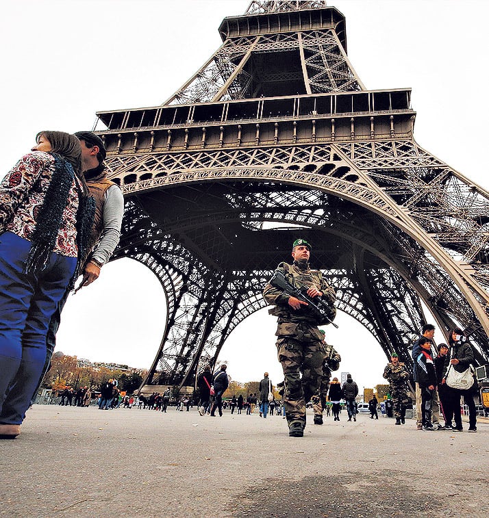 Policías, gendarmes y militares son parte del paisaje diario en toda Francia.