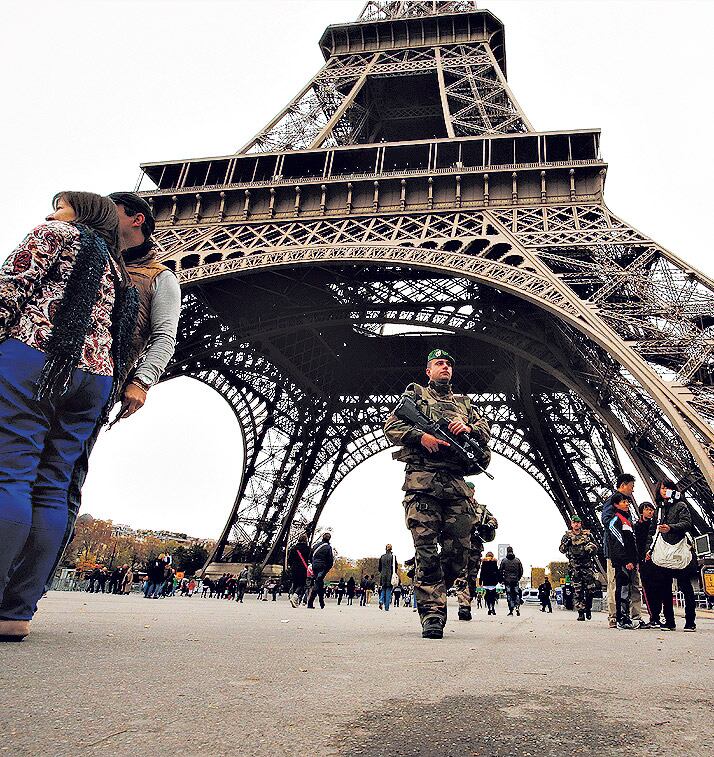 Policías, gendarmes y militares son parte del paisaje diario en toda Francia.