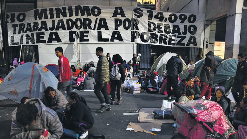 Distintas organizaciones sociales hicieron un acampe en la puerta del Ministerio de Trabajo.