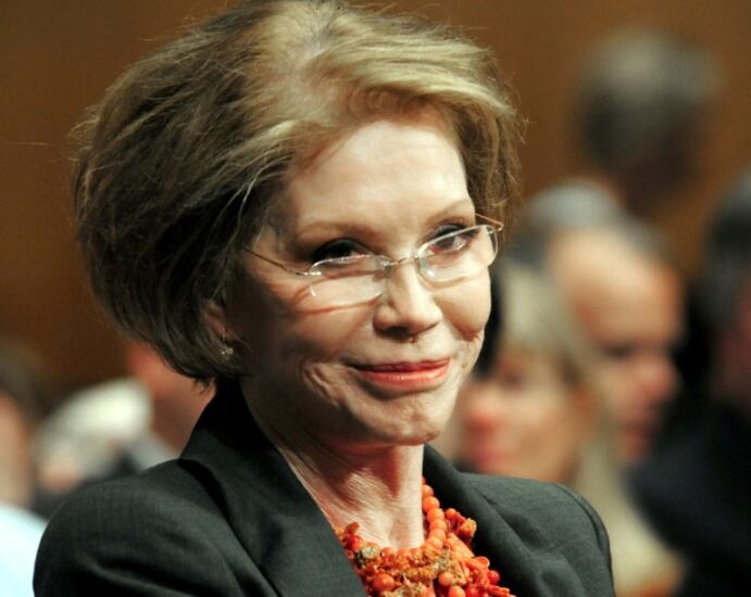 Moore protagonizó la primera película que dirigió Robert Redford: "Gente como uno". 