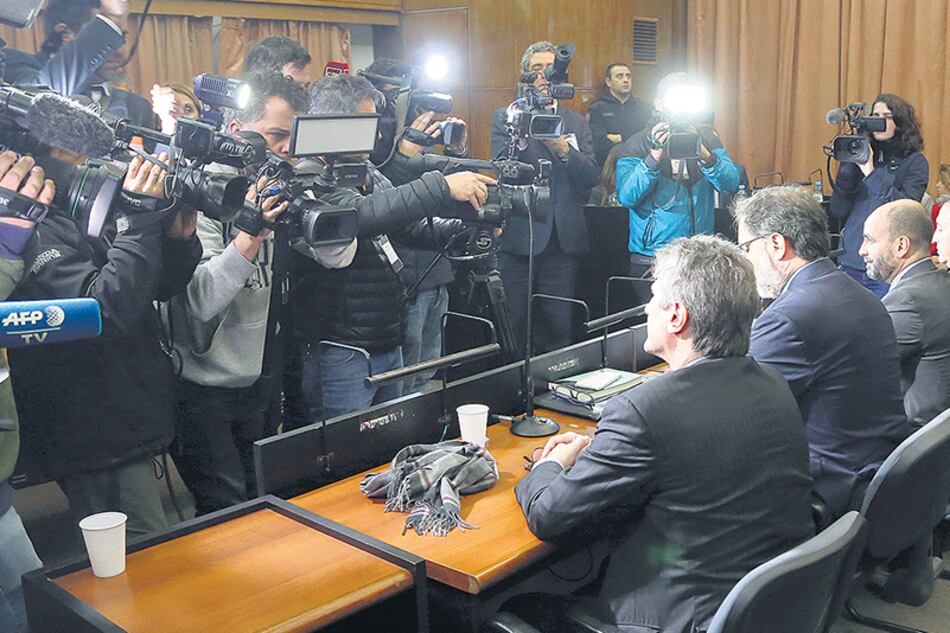 Amado Boudou y José María Núñez Carmona antes de escuchar el veredicto del Tribunal Oral 4.