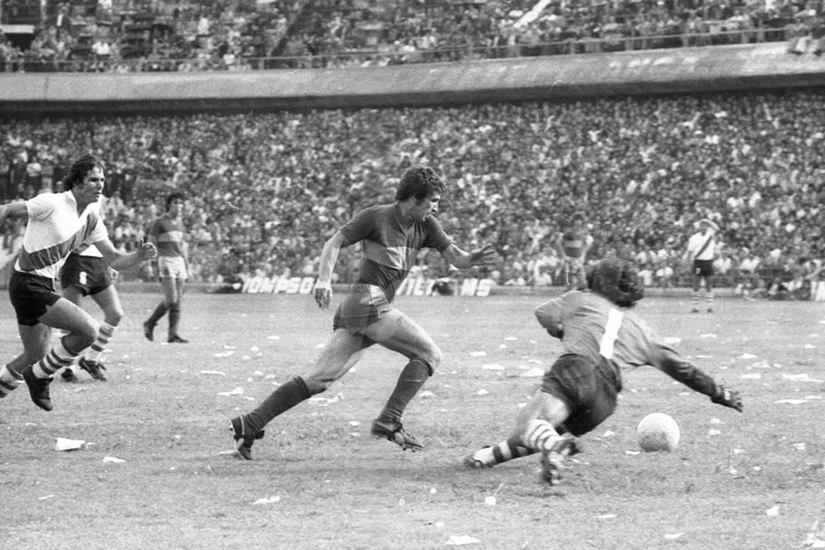 García Cambón ya desparramó a Fillol y se apresta a marcar su cuatro gol a River