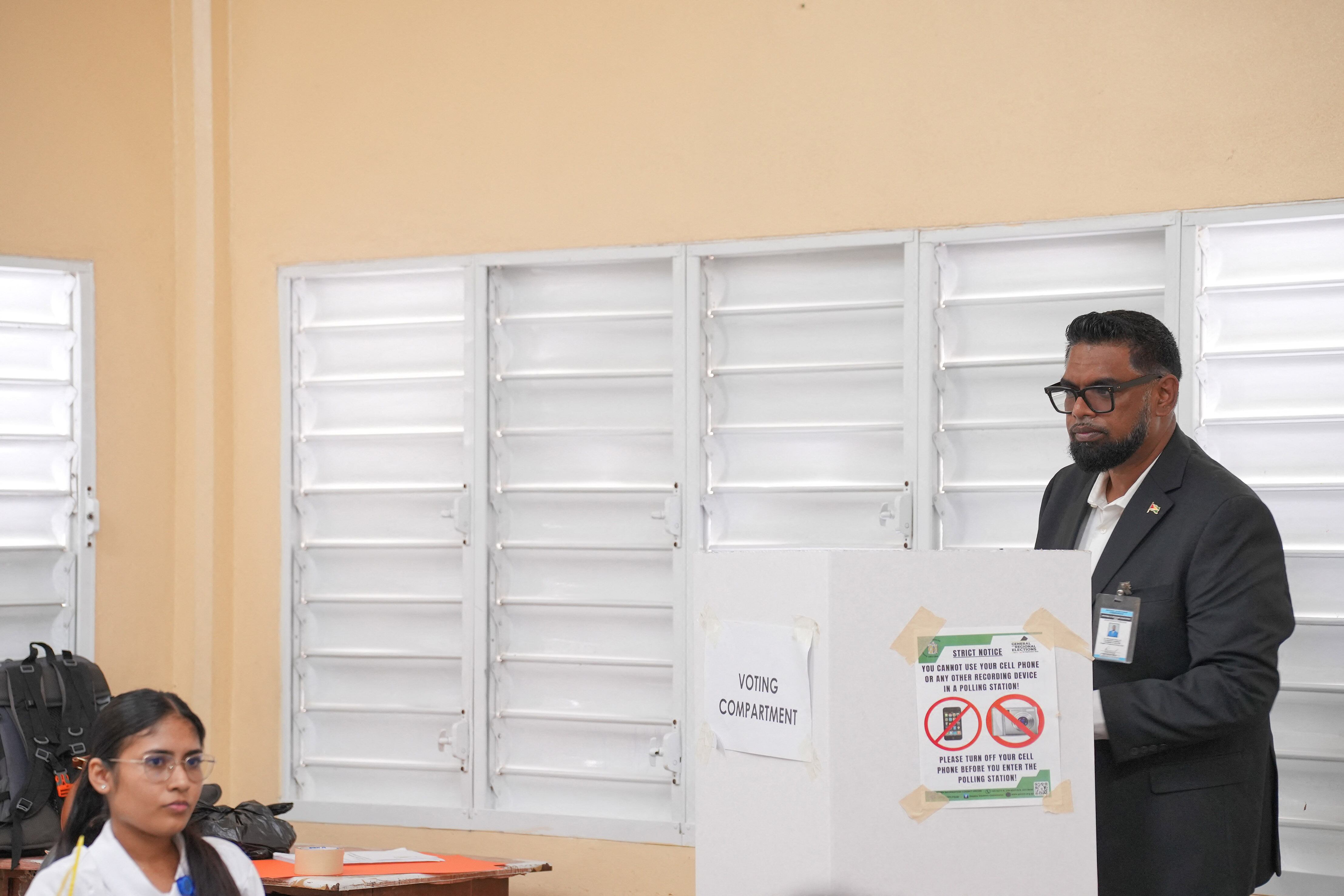 El presidente de Guyana y candidato a la reelección, Irfaan Ali, votó en un colegio electoral de la aldea de Leonora