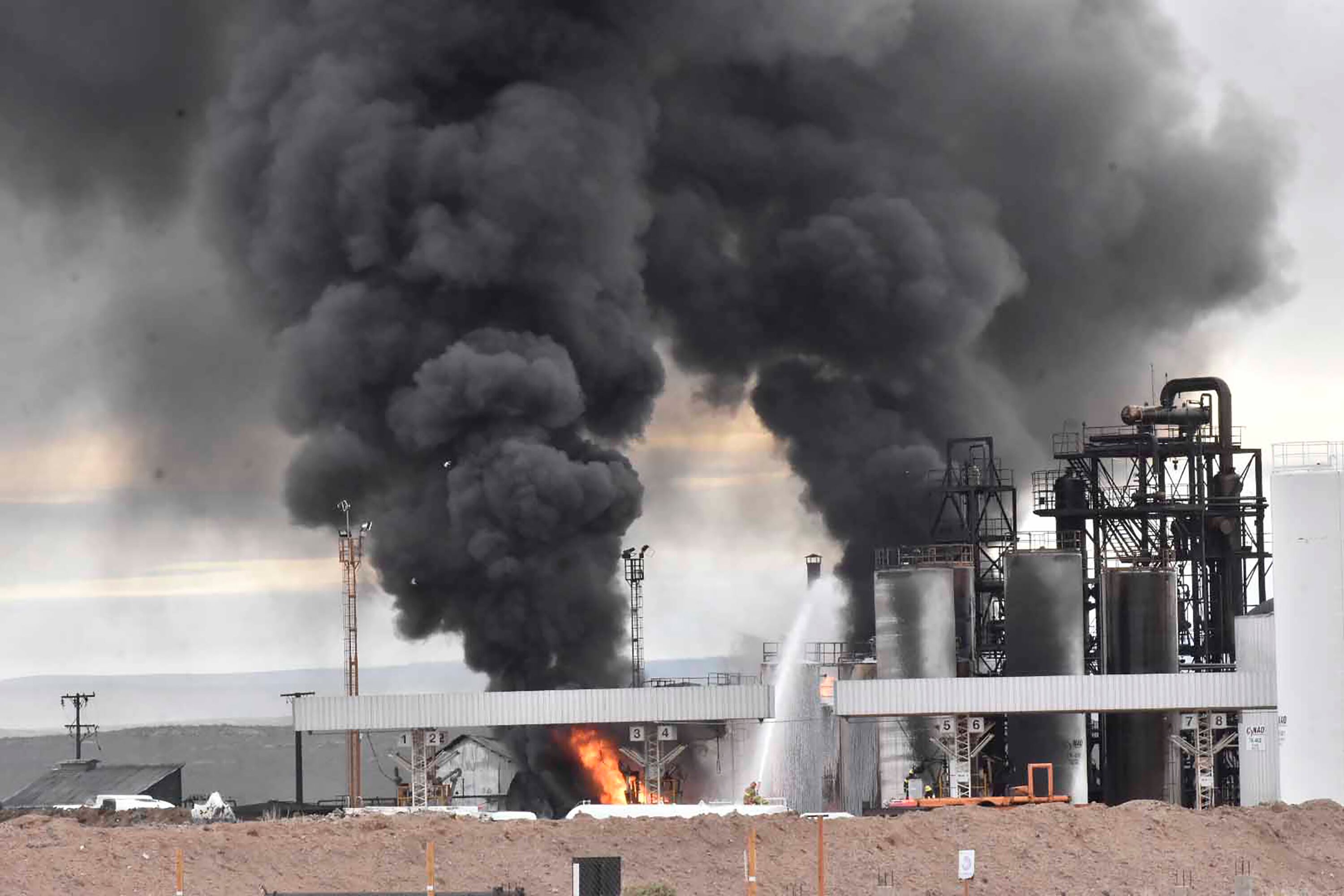 Aún se deconocen las causas de la explosión e incendio en Plaza Huincul. Imagen: Bomberos Neuquén.