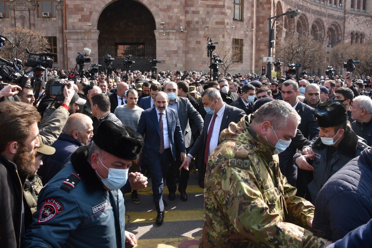 Pashinyan (centro) rodeado de simpatizantes enla Plaza de la República de Ereván.
