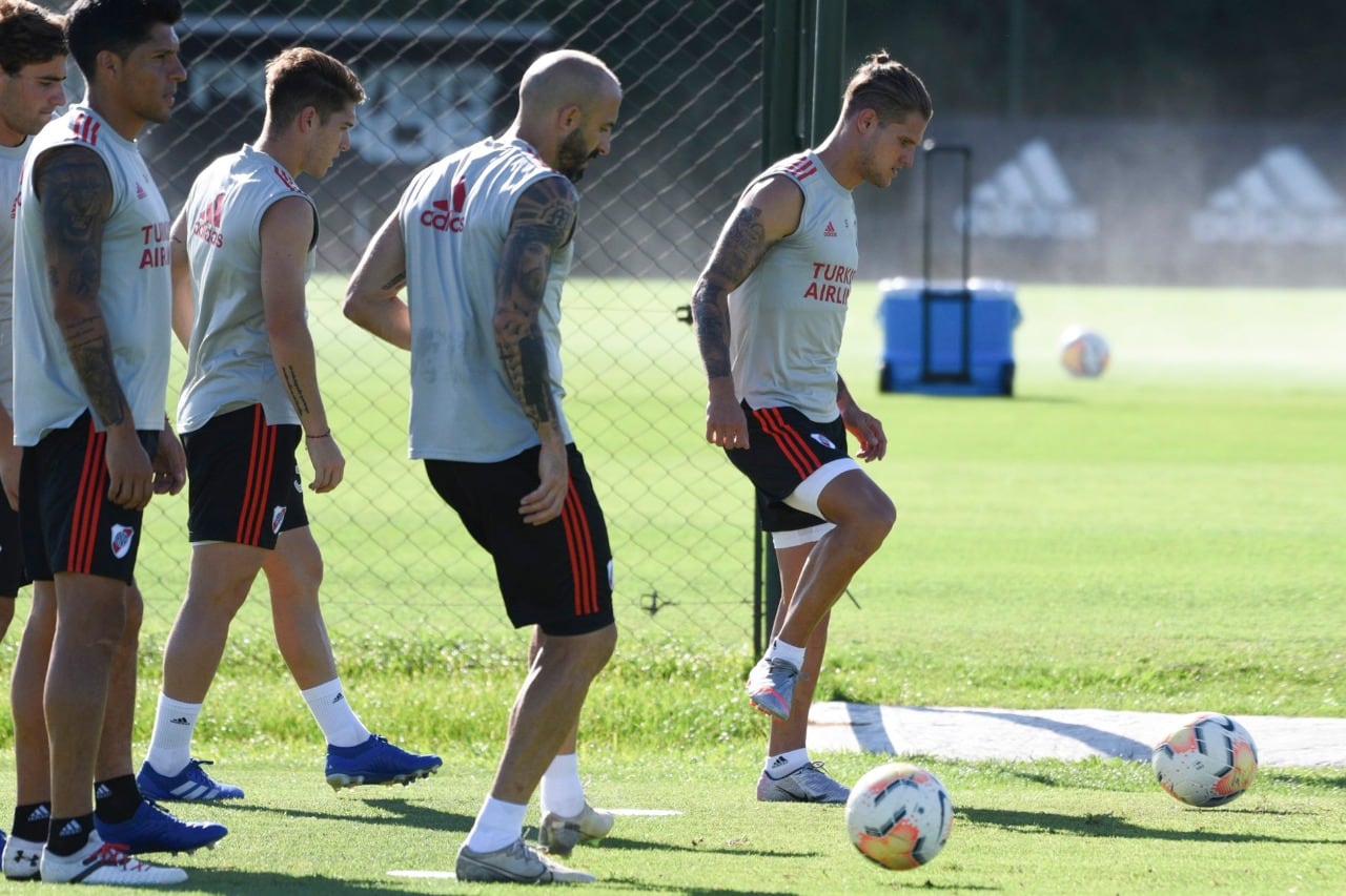 Enzo Pérez y Pinola, dos fijas. Zuculini, en duda.
