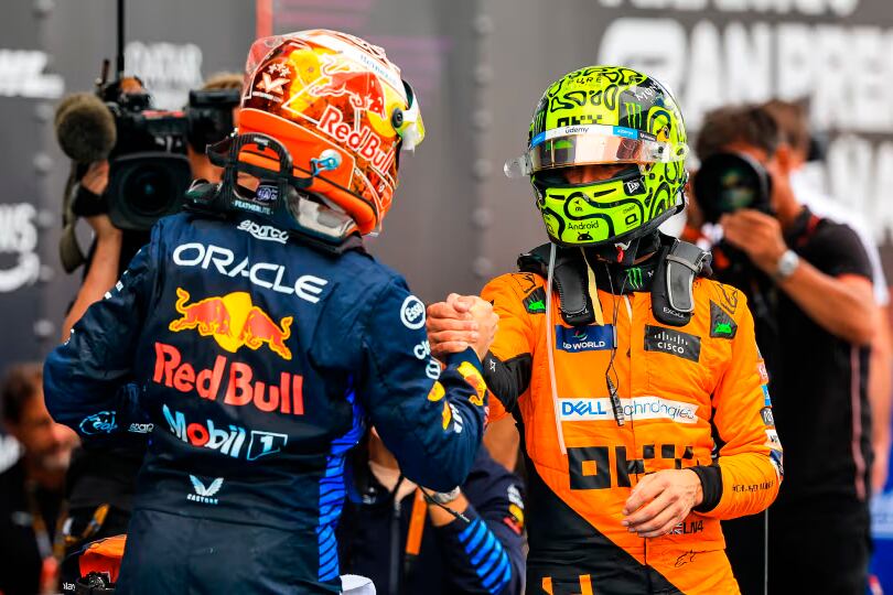 Max Versappen saluda a Lando Norris, tras una carrera ajustada.