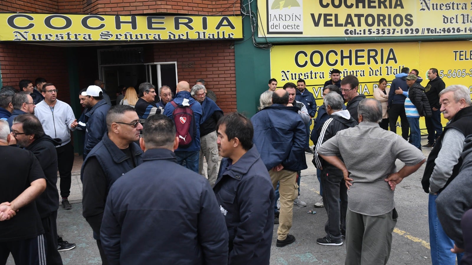 Familiares, vecinos y compañeros de Daniel Barrientos le dieron el último adiós este martes.