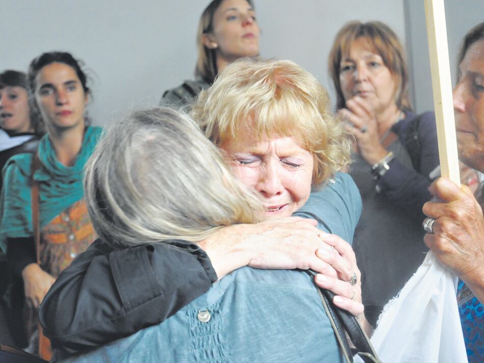“Fueron 30 mil”, se escuchó en la sala, repleta de familiares y amigos de las víctimas y miembros de organismos de derechos humanos.  