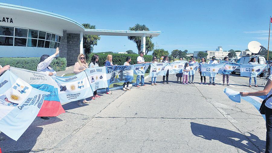 Familiares de los tripulantes del San Juan portan banderas y pancartas a las puertas de la Base Naval.