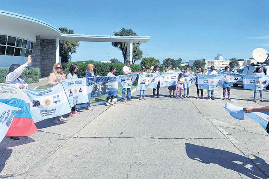 Familiares de los tripulantes del San Juan portan banderas y pancartas a las puertas de la Base Naval.