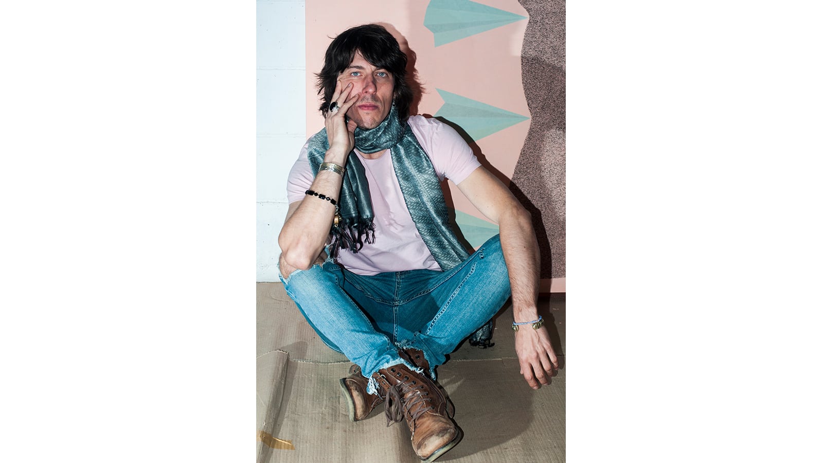 Lázaro Diacovich retratado junto a una obra suya.