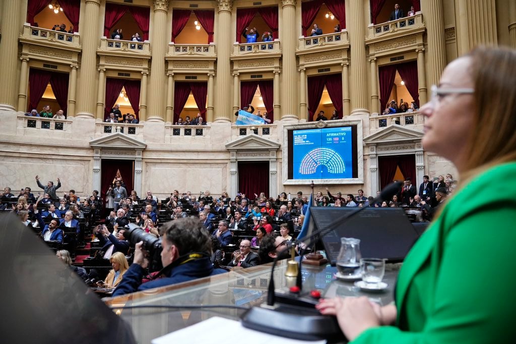 Cecilia Moreau al frente de la sesión que dio media sanción a la eliminación de ganancias para los trabajadores.