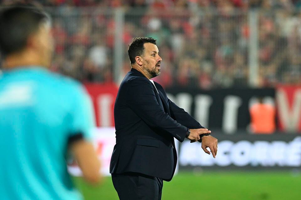 Fabbiani asume la responsabilidad y dijo que en Santa se juega "una final".