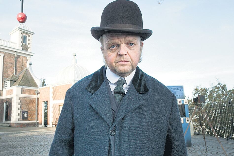 The Secret Agent está protagonizada por un sórdido Toby Jones.