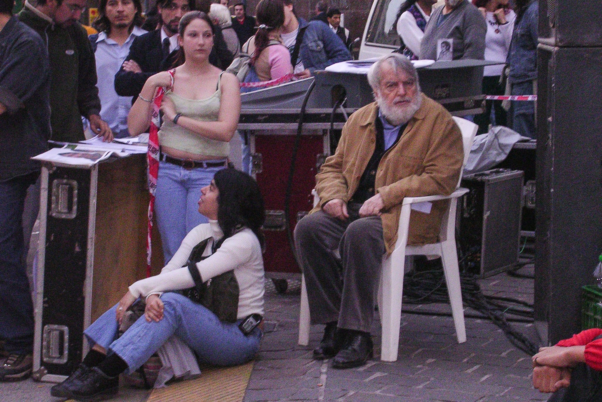 Zurita acompañó, filmó y entrevistó al escritor en muchas ocasiones, entre 1994 y el fallecimiento de Bayer en 2018.