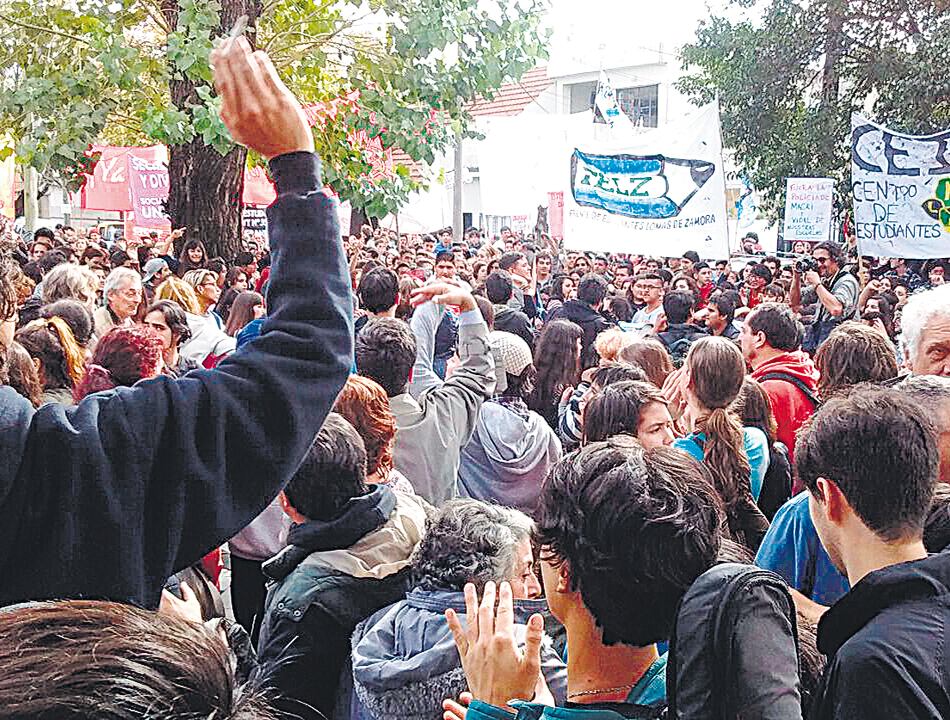Los estudiantes, acompañados por toda la comunidad educativa, marcharon a la Fiscalía de Lomas de Zamora para reclamar por el operativo policial.