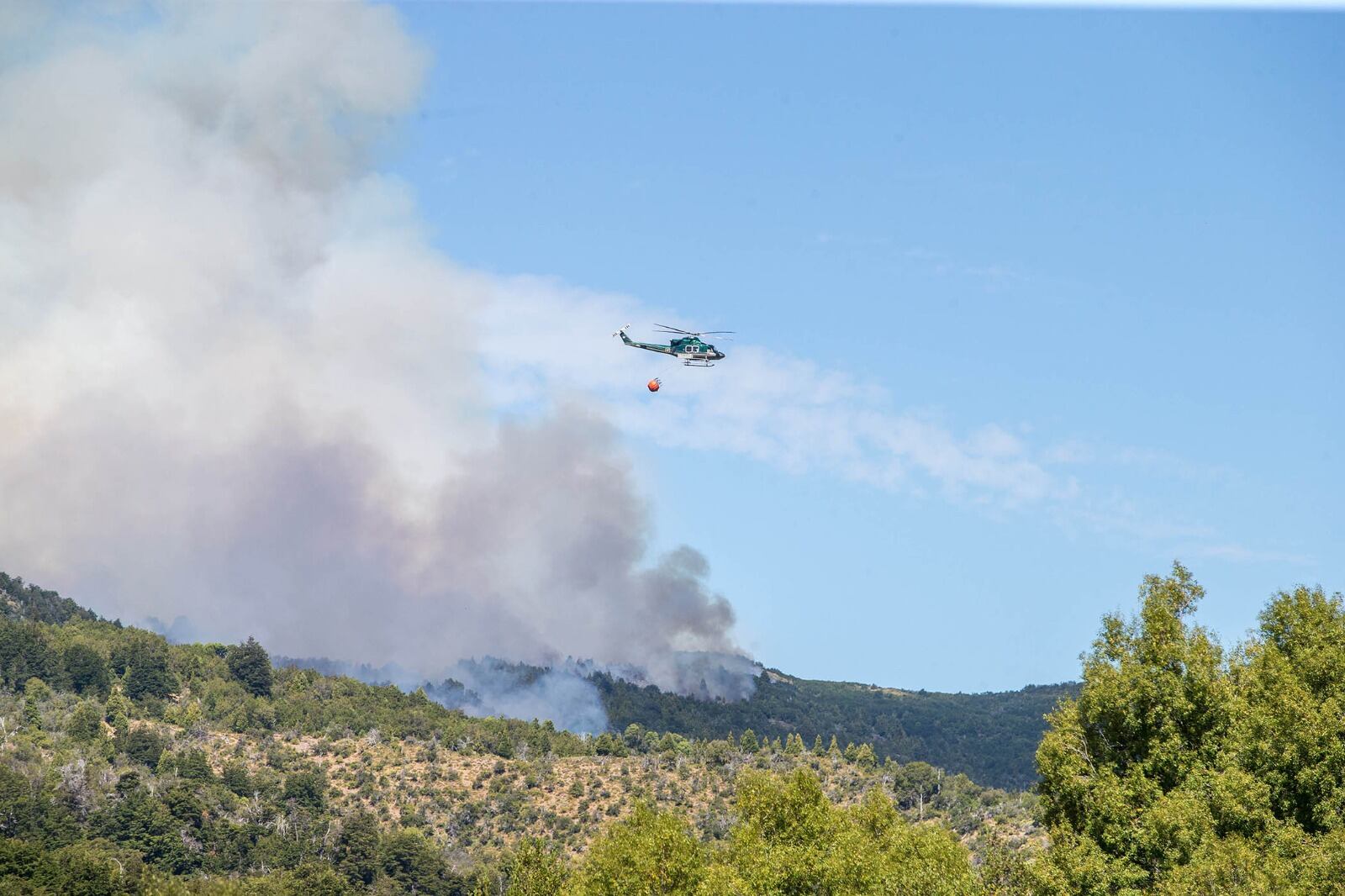 Dos aviones con capacidad de descarga de 3000 litros de agua cada uno se sumaron al trabajo de apagar las llamas.