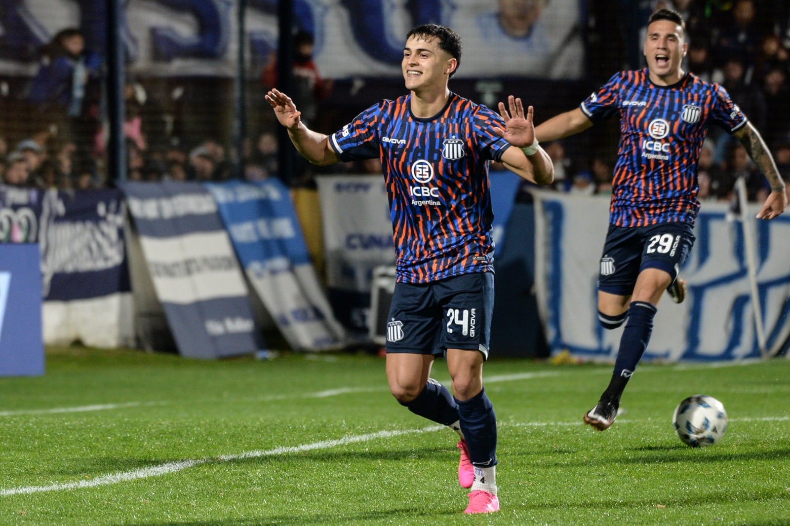 Ramón Sosa fue la figura de Talleres, con dos goles y una asistencia