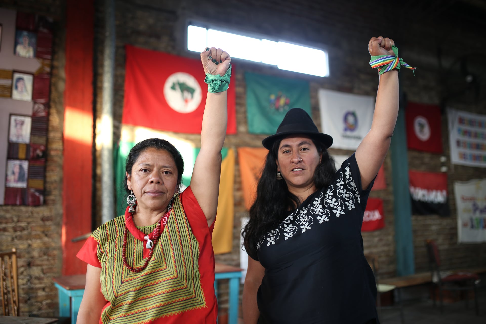Lolita Chavez (Guatemala) y Adriana Guzmán (Bolivia) en el encuentro de Feministas de Abya Yala
