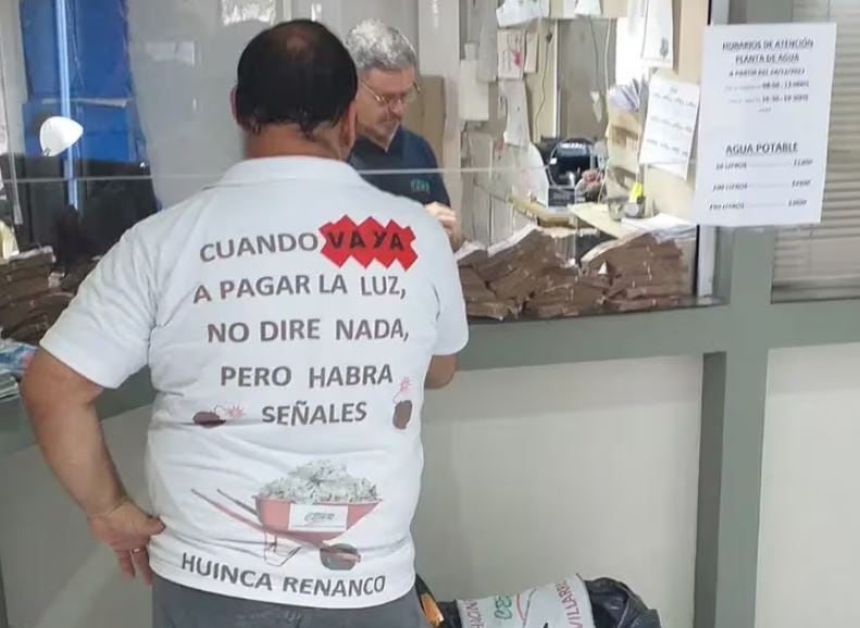 Un comerciante cordobés fue a pagar la boleta de luz con una carretilla llena de billetes. Imagen: captura de video.