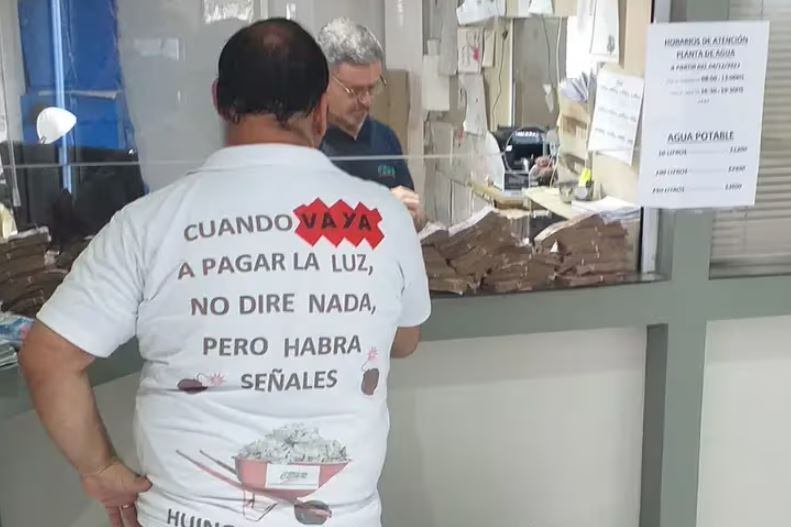 Un comerciante cordobés fue a pagar la boleta de luz con una carretilla llena de billetes. Imagen: captura de video.