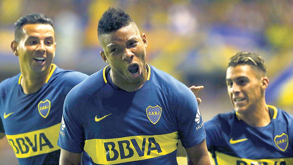 n La boca llena de gol de Frank Fabra, perseguido en el festejo por Cardona y Pavón. “Quise tirar un centro”, reconoció el lateral.