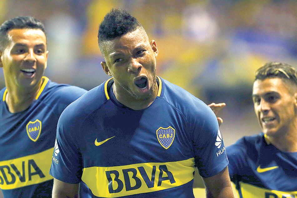 n La boca llena de gol de Frank Fabra, perseguido en el festejo por Cardona y Pavón. “Quise tirar un centro”, reconoció el lateral.