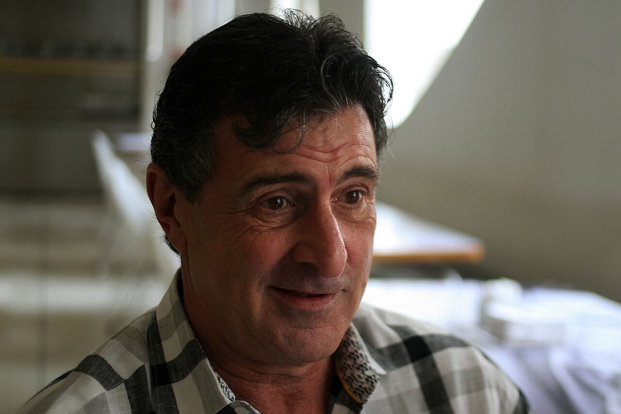 Mario Alberto Kempes, fascinado con el Muñeco Gallardo. 