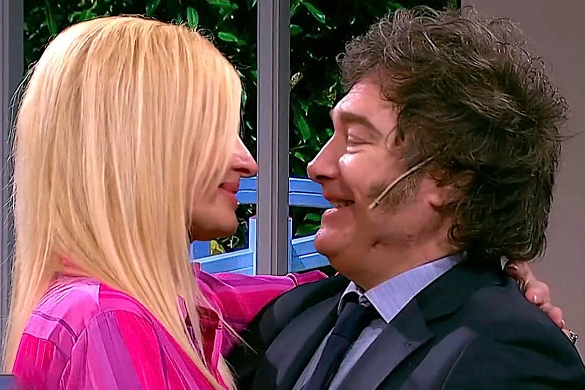 El beso entre Yuyito González y Javier Milei después de la entrevista.