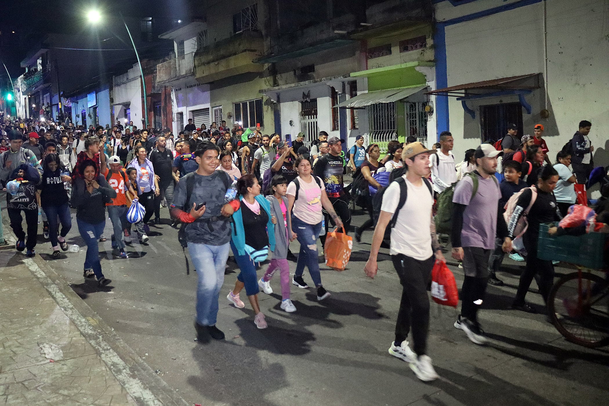 Migrantes caminan al inicio de una caravana en el municipio de Tapachula, estado de en Chiapas, México.