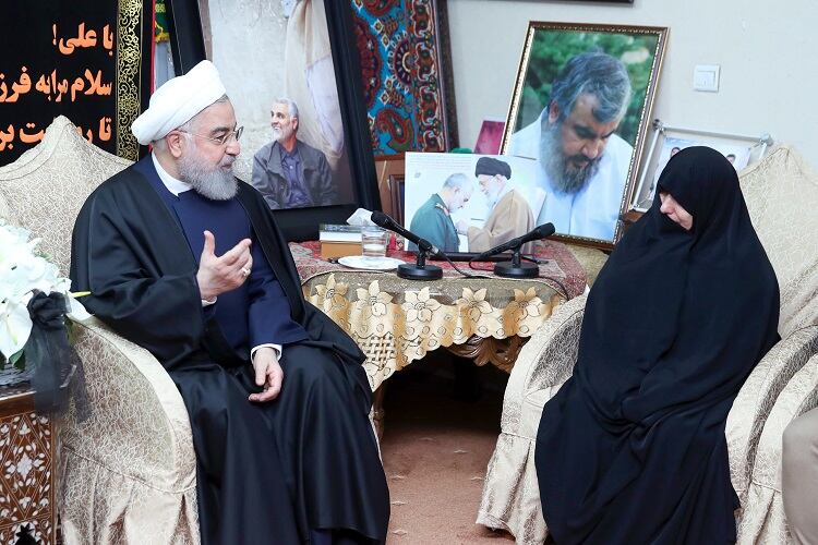 Rohani, junto a los familiares del jefe militar asesinado. 